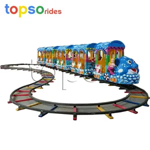 儿童游乐园乘坐火车，电动旅游骑行与轨道