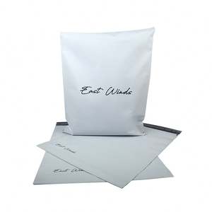 Sac d'expédition en plastique pour courrier, auto-adhésif, imprimé avec un logo personnalisé, taille personnalisée 10''x13'', noir, blanc, rose, rouge, beige - Product Image 1