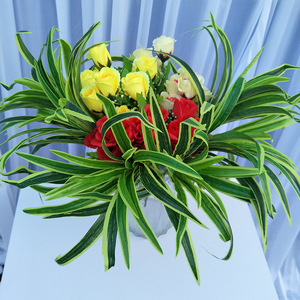Panier suspendu de fleurs artificielles Queyiyi, 47 cm, blanc et bordure dorée, verdure décorative d'intérieur pour la maison et les accessoires de mariage - Product Image 4