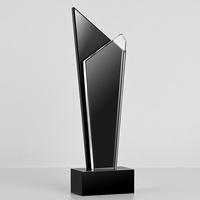 Nouveaux trophées personnalisés uniques en cristal transparent avec gravure de logo sur mesure et base noire