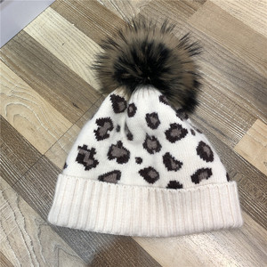 Bonnet en jacquard léopard avec pompon en <span class=keywords><strong>fourrure</strong></span> véritable personnalisé pour femmes Bonnet d'hiver chaud en poils de lapin à bord côtelé - Product Image 6