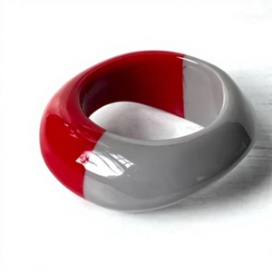 Nouveau bracelet manchette tendance en acrylique rouge et transparent, bijou unisexe de mode, marqué CN, idéal pour les fêtes d'anniversaire avec femme - Product Image 2