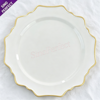 Assiette de présentation carrée baroque antique en or ajouré, style vintage, avec bord festonné, pour la mise en scène de table de mariage