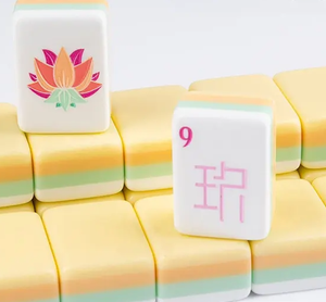 Lot de cartes de <span class=keywords><strong>mahjong</strong></span> américaines modernes en PVC à quatre couches, jaunes, pliables et durables, pour les fêtes en plein air et le divertissement en camping - Product Image 1