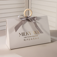 Beyaz Kağıt Hediye Çantası Yuvarlak Halka Saplı Kurdele Fiyonklu Baskılı Logo Ambalajı Kozmetik Mücevher Butik Markaları Düşük Minimum Sipariş Adedi