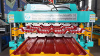 Machine de formage à rouleaux pour panneaux de toiture trapézoïdaux Q-tile à double couche, à entraînement par engrenages, contrôle PLC, largeur d'alimentation personnalisable, très demandée en Afrique