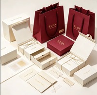 Ensemble d'emballages cadeaux personnalisés de luxe en bordeaux, écologiques, biodégradables, faits à la main, avec poignée en corde de coton, logo personnalisé en feuille d'or, sac en papier
