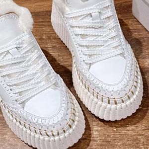 Chaussures de course respirantes en maille pour femmes, rehaussantes et chaudes, style automne-hiver, personnalisables pour la marche, par des créateurs de mode - Product Image 4