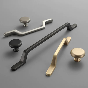 Tirador <span class=keywords><strong>de</strong></span> puerta <span class=keywords><strong>de</strong></span> armario moderno <span class=keywords><strong>de</strong></span> Zamak, dorado y negro, con diseño <span class=keywords><strong>de</strong></span> puente escalonado, perillas a juego, accesorio <span class=keywords><strong>de</strong></span> ferretería <span class=keywords><strong>para</strong></span> muebles, armarios, cómodas y cajones - Product Image 1