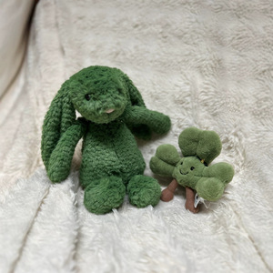 Jellcatt UK Conejo de Peluche Verde <span class=keywords><strong>Oscuro</strong></span> con Orejas Caídas, Animal de Peluche Suave Verde <span class=keywords><strong>Bosque</strong></span>, Regalo a Juego con Trébol de la Suerte - Product Image 3