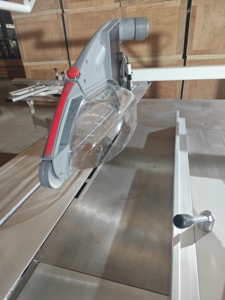 เครื่องตัดไม้ CNC แบบโต๊ะเลื่อน Bon Prix ขนาด 3200 มม. 3800 มม. พร้อมใบเลื่อยสำหรับงานตัดไม้ที่มีความแม่นยำสูง - Product Image 2