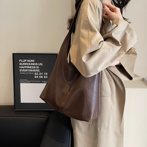 Sac fourre-tout élégant en cuir PU marron avec fermeture éclair, grande capacité, sac à bandoulière minimaliste, sac sous le bras pour les trajets quotidiens - Product Image 3