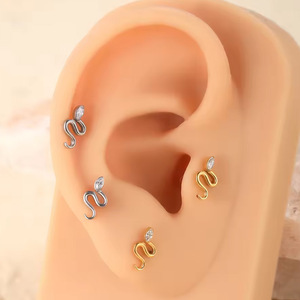 Clous d'oreille plaqués titane avec zircon et chaîne pour piercing du cartilage, bijoux de mode unisexe ASTM F136 - Product Image 4