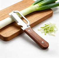 Outil 3-en-1 en acier inoxydable tranchant et durable : coupe-échalote, coupe-calamar, ouvre-bouteille et éplucheur pour la cuisine domestique