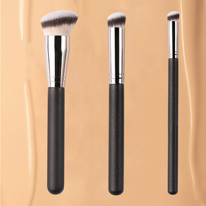 Brocha de Maquillaje con Mango de Madera y Etiqueta Personalizada, Brocha Oblicua para Base y Corrector, Herramienta de Belleza - Product Image 1