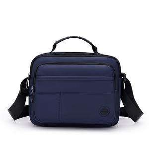 Sac bandoulière tendance grande capacité en nylon, confortable à porter, design tridimensionnel élégant, motif géométrique - Product Image 1