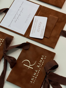 Porte-documents rigide personnalisé bordeaux en velours pour invitations de mariage, certificats cadeaux, cartes cadeaux VIP et bons de membre avec dorure à chaud - Product Image 4