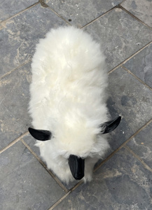 Grand mouton décoratif Art Déco noir de 70 cm de haut, fait main en vraie laine, pour la décoration intérieure et les accessoires de jardin. - Product Image 4