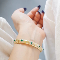 Ensemble de bracelet rétro en or jaune 18 carats vintage fait à la main bijoux haut de gamme avec émeraude naturelle de style italien brossé pour femmes