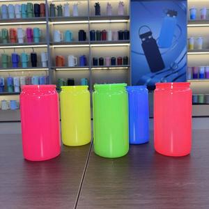 Vente en gros en vrac prêt à expédier bouteille d'eau 16oz couleur néon avec couvercle en plastique tasse en verre avec paille et couvercle - Product Image 2