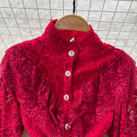 Robe midi élégante pour femmes, en dentelle rouge, coupe trapèze, col montant, manches longues bouffantes, décorations boutonnées, pour occasions décontractées ou de fête