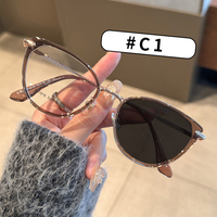 Lunettes de Vue Tendance Haut de Gamme Monture Métallique Oeil de Chat Anti-Lumière Bleue Photochromiques Claires pour Femmes