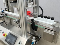 Machine de capsulage de remplissage de pompe magnétique de laboratoire automatique 1ml-1000ml pour gouttes oculaires/huile essentielle