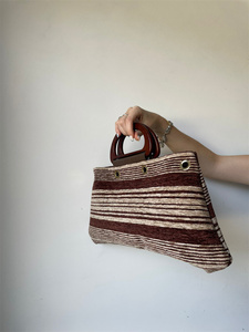 Borsa di Design di Alta Qualità Made in Italy in Materiale Mat-b, Borsa a Righe Marroni Classica Rock Sostenibile per Donna, Chiusura Aperta per Uso Quotidiano - Product Image 3