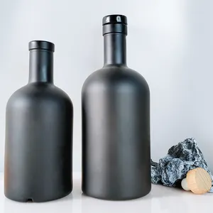 マットブラッククリアまたはカスタマイズされたカラーガラス飲料ボトル空のガラスvokdaジンオリーブオイルボトルコルク付き