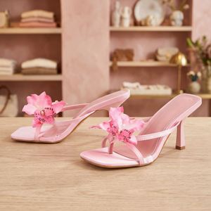 Sandales d'été et d'automne respirantes et sexy pour femme, en satin rose, blanc et bleu, à talon aiguille, bout carré, à enfiler, 8 cm, avec fleurs - Product Image 1