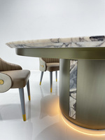 Ensemble de table et de chaises de salle à manger en marbre moderne et luxueux. Table à manger ronde italienne avec pieds en acier inoxydable dans un style luxueux.