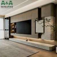 Meuble TV mural moderne et minimaliste crème avec pilier incurvé, socle en marbre, étagères en chêne, vitrine en verre à cadre noir