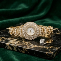 Jam Tangan Wanita Warna Emas dengan Dial Putih Bulat, Bezel Kristal Marquise Sunburst, dan Gelang Bertabur Kristal