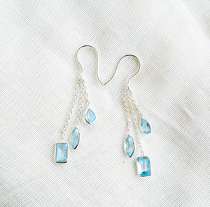 Pendientes colgantes Ocean Breeze Triple Drop con topacio azul y plata 925, estilo moderno, en venta. - Product Image 1