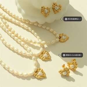 Parure de bijoux tendance en acier inoxydable avec collier et boucles d'oreilles en perles d'eau douce et pendentif cœur martelé – Vente en gros - Product Image 2