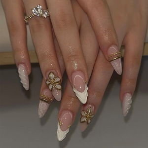 Offre Spéciale – Faux Ongles à Presser Blancs Dentelle Française Motif Sculpté Or – Courts Forme Amande – Autocollants d'Ongles Prêts à Porter Haut de Gamme Faits Main - Product Image 2