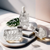 Bouteilles en verre de forme carrée de 5ml 10ml 15ml avec compte-gouttes sérigraphié et estampillé or pour les huiles cosmétiques et essentielles pour le visage