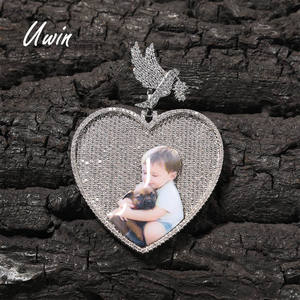 UWIN 2026 Nuovo Arrivo Ciondolo a Cuore con Zirconi Cubici (CZ) Completamente Tempestato, con Portafoto e Vassoio per Immagini Commemorative - Product Image 1