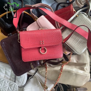 Fardos de Bolsos de <span class=keywords><strong>Segunda</strong></span> <span class=keywords><strong>Mano</strong></span> Usados al por Mayor de Marcas de Lujo y Diseñador para Dama y Mujer de Cuero Vintage Bolsos de Hombro y Tote de Alta Calidad del Reino Unido - Product Image 3