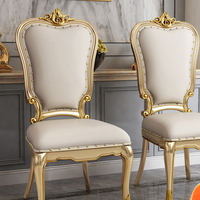 Chaise d'appoint élégante et moderne avec cadre en bois sculpté doré, pieds courbes en S, revêtement en cuir, garniture cloutée, stable et durable, pour salle à manger