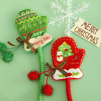 Jouet pour chat en forme de gant de Noël en gros avec corde élastique, corps en peluche douce, papier froissé et pompon pour chats d'intérieur