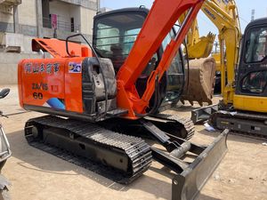 Excavatrice sur chenilles compacte Hitachi Zaxis60 d'occasion, 6 tonnes, moteur d'origine, système hydraulique fluide, lame de bulldozer attachée. - Product Image 4