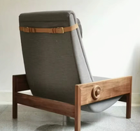 Fauteuil lounge moderne de style mid-century en bois massif avec revêtement textile et appui-tête en cuir réglable pour salon, hôtel et espaces de loisirs