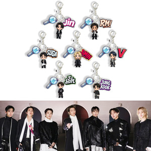 Set 3 en 1: Llavero <span class=keywords><strong>de</strong></span> dibujos animados <span class=keywords><strong>de</strong></span> <span class=keywords><strong>BTS</strong></span> con mini lightstick, dijes <span class=keywords><strong>de</strong></span> plástico <span class=keywords><strong>de</strong></span> J-HOPE, estilo Kpop BT 1985 - Product Image 1