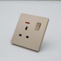Venta al por mayor de fábrica: Enchufe de pared multifuncional de 86*86mm, 1 toma 13A, con panel de PC resistente al fuego para uso en neón, garantía de 15 años.