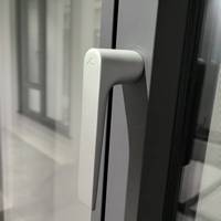 Ventana Moderna Abatible y Giratoria de Aluminio Resistente a Huracanes, con Malla de Seguridad Hermética y Certificación Energy Star