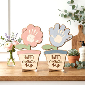 Panneau en bois Joyeuse Fête des Mères avec empreinte de main d'enfant et motif floral, artisanat fait main pour la décoration de table à la maison - Product Image 1