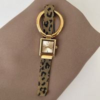 Montre tendance pour femme avec grand cadran circulaire, motif léopard, bracelet en maille, bracelet tissé pour femme d'âge mûr, montre carrée rétro pour femme
