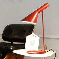 Lampe de table LED électrique, design moderne et épuré, style hôtelier américain, pour lecture et décoration, lumière blanc chaud, idéale pour salon nordique et chevet.