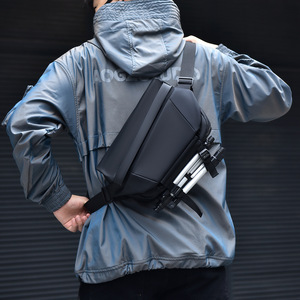 Sac bandoulière imperméable pour homme avec logo personnalisé et lettres décoratives, idéal pour les voyages - Product Image 5